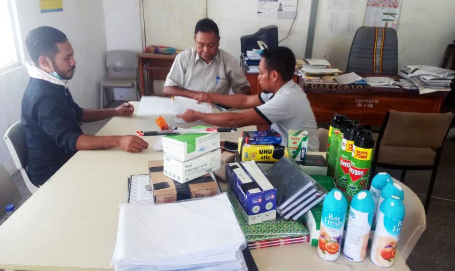 A equipa do Ministério do Ensino Superior, Ciência e Cultura distribuiu materiais para os funcionários do MESCC nos Municípios de Baucau e Lautem.