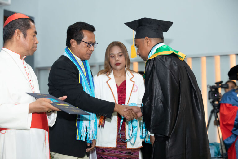 𝐌𝐈𝐍𝐈𝐒𝐓𝐑𝐎 𝐃𝐎 𝐄𝐍𝐒𝐈𝐍𝐎 𝐒𝐔𝐏𝐄𝐑𝐈𝐎𝐑 𝐏𝐀𝐑𝐓𝐈𝐂𝐈𝐏𝐎𝐔 𝐍𝐀 𝐂𝐄𝐑𝐈𝐌𝐎́𝐍𝐈𝐀 𝐃𝐄 𝐆𝐑𝐀𝐃𝐔𝐀𝐂̧𝐀̃𝐎 𝐃𝐀 𝐔𝐂𝐓