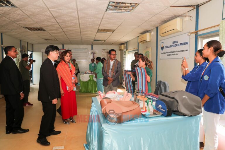 O MINISTRO DO ENSINO SUPERIOR, DR. JOSÉ HONÓRIO, CONJUNTAMENTE COM A REPRESENTANTE DO UNFPA EM TIMOR-LESTE, ENTREGOU EQUIPAMENTOS PRÁTICOS DE LABORATÓRIO A TRÊS INSTITUIÇÕES DE ENSINO SUPERIOR