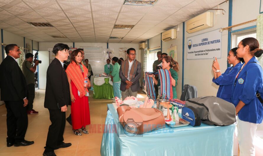 MINISTRU ENSINU SUPERIÓR, DR. JOSÉ HONÓRIO, HAMUTUK HO REPREZENTANTE UNFPA IHA TIMOR-LESTE, ENTREGA EKIPAMENTUS PRÁTIKA LABORATÓRIU BA INSTITUISAUN ENSINU SUPERIÓR TOLU